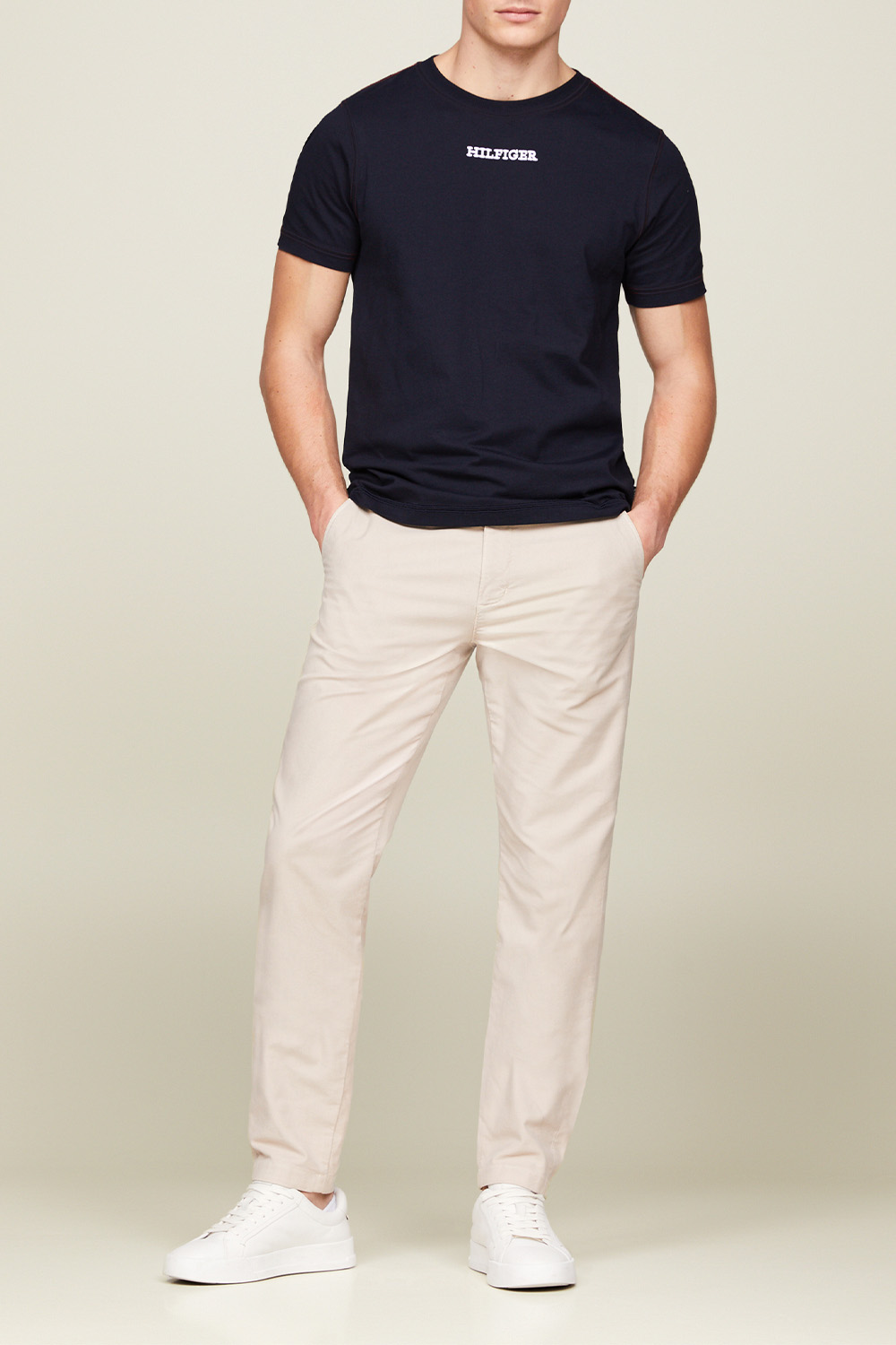 תמונת כל הלוק של חולצת טי